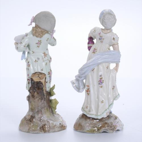 PAREJA DE FIGURAS EN PORCELANA, SIGLO XX.