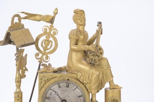 EMPIRE TABLE CLOCK WITH ALLEGORY OF MUSIC, S. XIX.