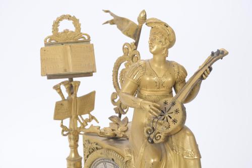 EMPIRE TABLE CLOCK WITH ALLEGORY OF MUSIC, S. XIX.