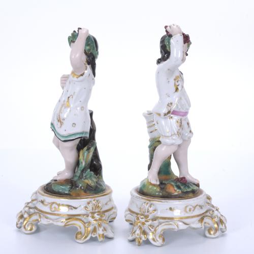 PAREJA DE PICAFLORES ISABELINOS EN PORCELANA, SIGLO XIX. 