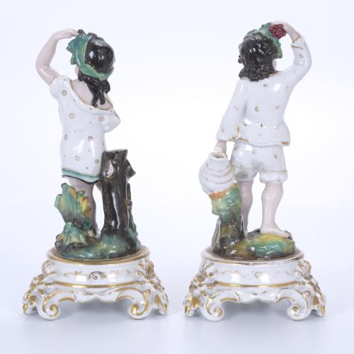 PAREJA DE PICAFLORES ISABELINOS EN PORCELANA, SIGLO XIX. 