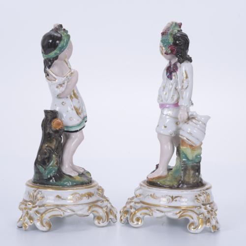 PAREJA DE PICAFLORES ISABELINOS EN PORCELANA, SIGLO XIX. 