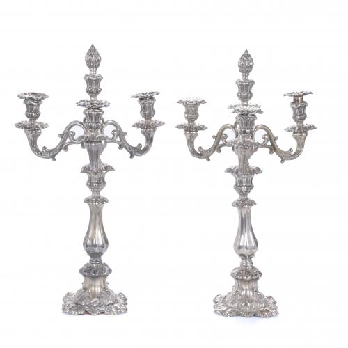 PAREJA DE CANDELABROS EN PLATA, SIGLO XX.