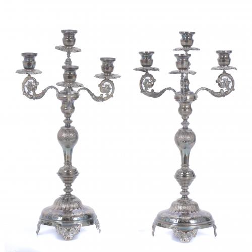 PAREJA DE CANDELABROS EN PLATA, SIGLO XIX.