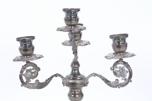 PAREJA DE CANDELABROS EN PLATA, SIGLO XIX.