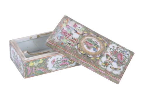 Caja china en porcelana Cantón Familia Rosa, siglo XX. 