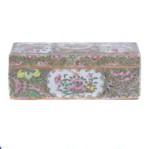 CAJA CHINA EN PORCELANA CANTÓN FAMILIA ROSA, SIGLO XX.