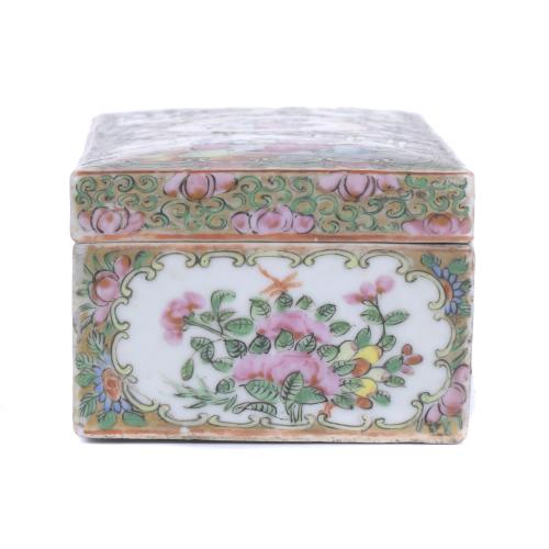 CAJA CHINA EN PORCELANA CANTÓN FAMILIA ROSA, SIGLO XX.