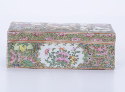 CAJA CHINA EN PORCELANA CANTÓN FAMILIA ROSA, SIGLO XX.