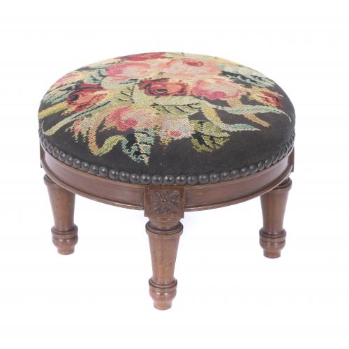 SMALL ELIZABETHAN STYLE FOOTSTOOL, 20TH CENTURY.