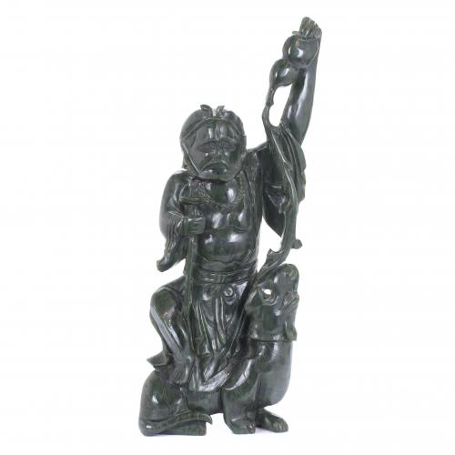 ESCUELA CHINA, SIGLO XX. GRAN FIGURA DE ANCIANO SOBRE TIGRE EN JADE