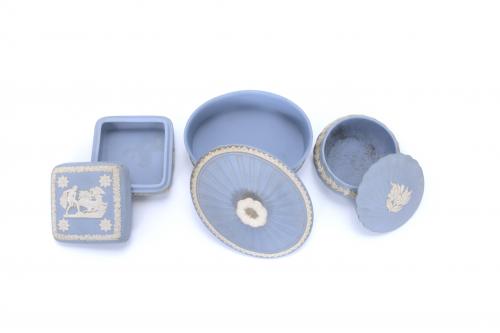 MANUFACTURA WEDGWOOD. TRES BOMBONERAS EN PORCELANA.