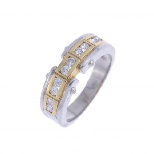 TWO-TONE RING WITH DIAMONDS.