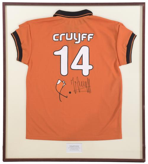 CAMISETA DE AGRADECIMIENTO DE LA FUNDACIÓN CRUYFF FIRMADA,