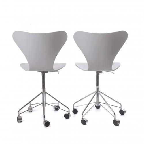 ARNE JACOBSEN (1902-1971). PAREJA DE SILLAS GIRATORIAS MODE