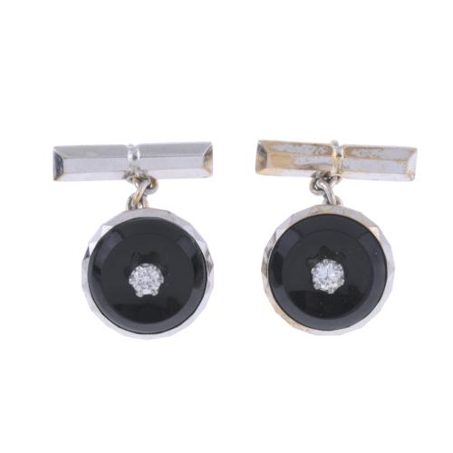 ONYX CUFFLINKS.