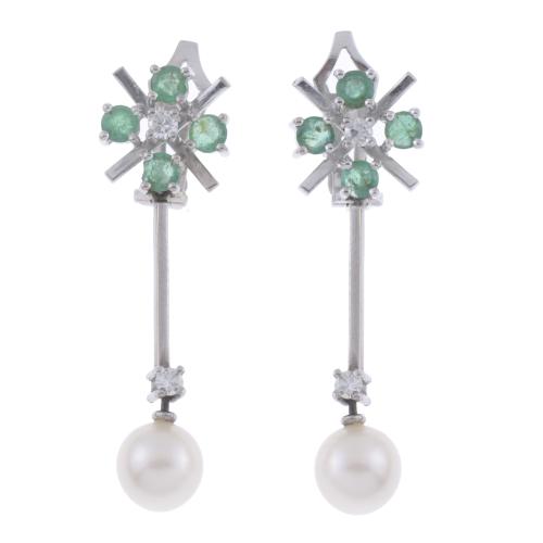 PENDIENTES LARGOS CON ESMERALDAS Y DIAMANTES.