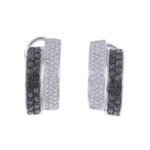 PENDIENTES CON DIAMANTES BLANCOS Y NEGROS.