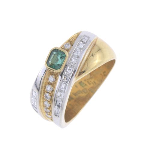 RING WITH DIAMONDS AND EMERALD.