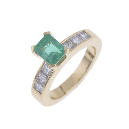 RING WITH EMERALD AND DIAMONDS.