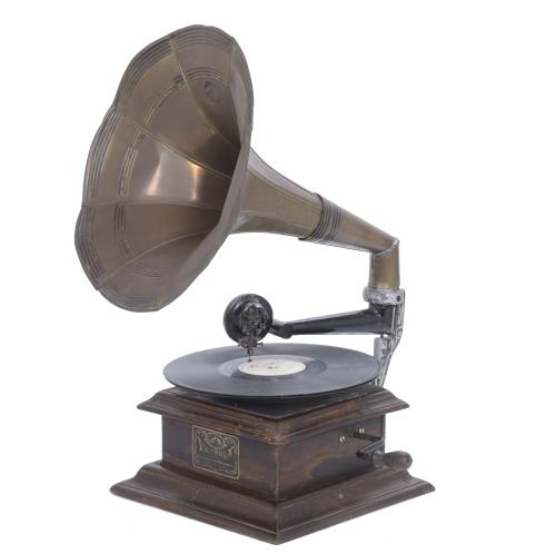 VICTROLA GRAMOPHONE, VICTOR TALKING MACHINE, CIRCA 1915.