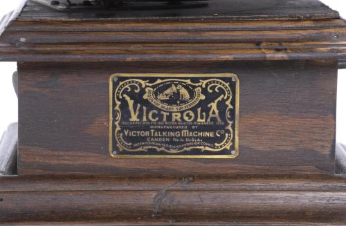 VICTROLA GRAMOPHONE, VICTOR TALKING MACHINE, CIRCA 1915.