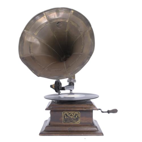 VICTROLA GRAMOPHONE, VICTOR TALKING MACHINE, CIRCA 1915.