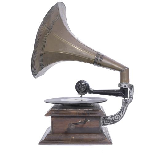 VICTROLA GRAMOPHONE, VICTOR TALKING MACHINE, CIRCA 1915.