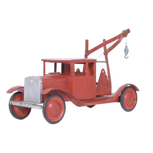 TINPLATE TOY CRANE CAR, 20TH CENTURY.