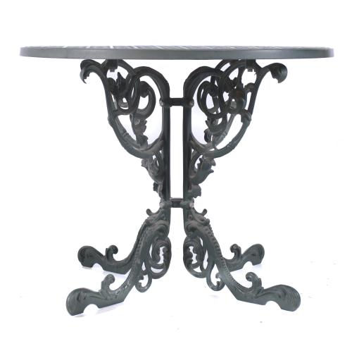 REGENCY-STYLE KLISMOS GARDEN TABLE AND FOUR CHAIRS.