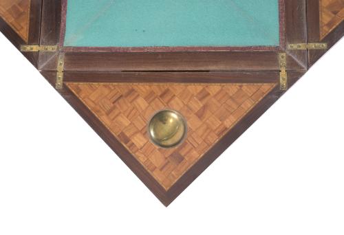 MESA DE JUEGO DIRECTORIO DE PPS. DEL SIGLO XIX, CIRCA 1800.