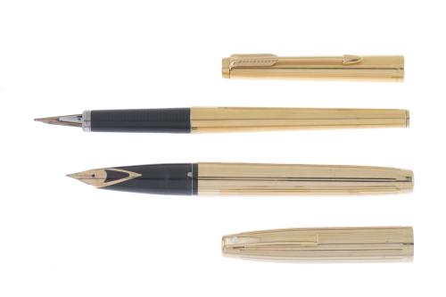 PARKER AND SHEAFFER. SET OF TWO FOUNTAIN PENS.