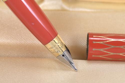 SHEAFFER. PLUMA ESTILOGRAFICA ESMALTADA EN ORO.