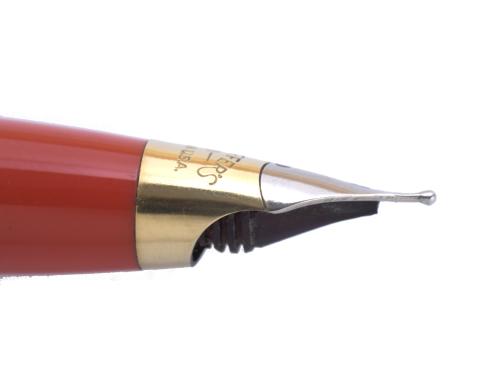 SHEAFFER. PLUMA ESTILOGRAFICA ESMALTADA EN ORO.