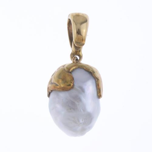 PENDANT WITH A LARGE BAROQUE PEARL.