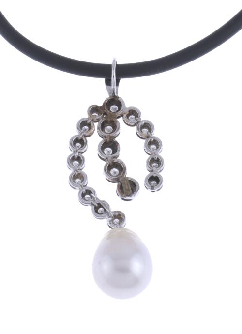 BUNCH PENDANT WITH DIAMONDS AND AUSTRALIAN PEARL.