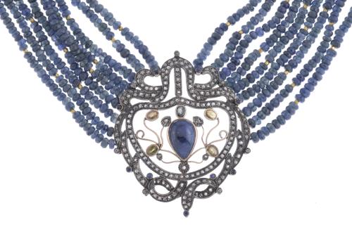 NECKLACE WITH SAPPHIRES AND LARGE SILVER CENTRE. 