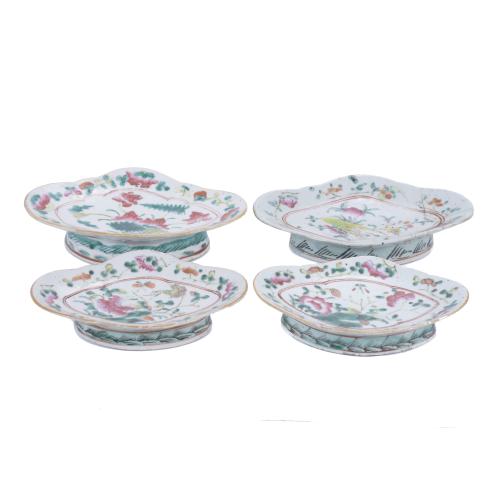 368-CUATRO BANDEJAS PORCELANA CHINA FAMILIA ROSA, FIN. S. XIX.