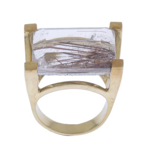 LARGE RING WITH RUTILATED QUARTZ.