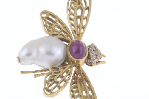 BROCHE MOSCA CON PERLA Y RUBÍ CABUJÓN.