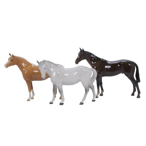 365-TRES CABALLOS EN PORCELANA INGLESA DE BESWICK, SIGLO XX.