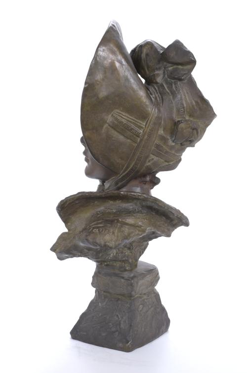 BUSTO DE DAMA MODERNISTA, CIRCA 1900.