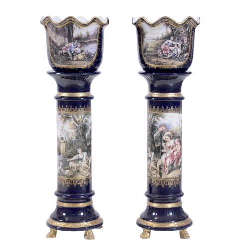 370-PAREJA DE COLUMNAS CON JARDINERAS DE PORCELANA SÈVRES, CIRCA 1940.