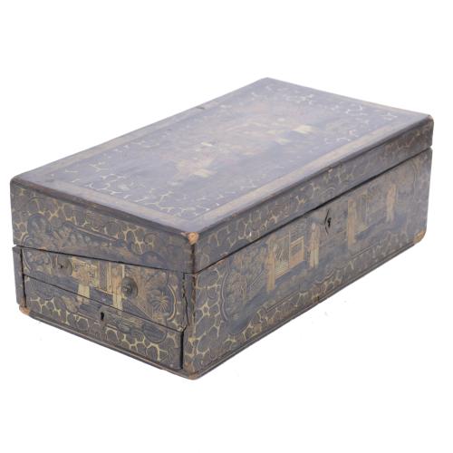 CAJA ORIENTAL LACADA EN DORADO, SIGLO XIX. 