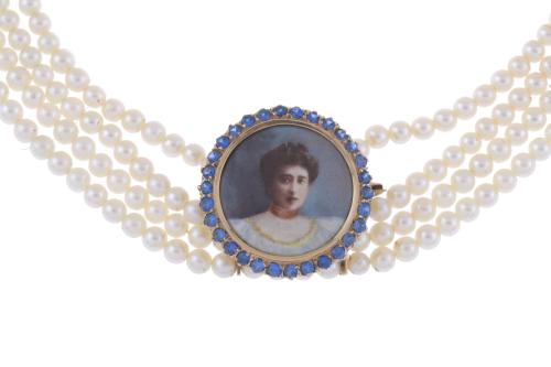 PEARLS NECKLACE WITH CENTRAL MEDALLION