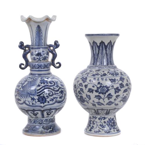 PAIR OF CHINESE PORCELAIN VASES, MING STYLE, 20TH CENTURY. 