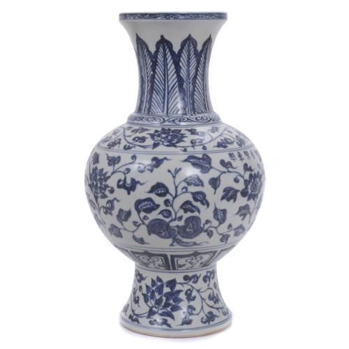 PAIR OF CHINESE PORCELAIN VASES, MING STYLE, 20TH CENTURY. 