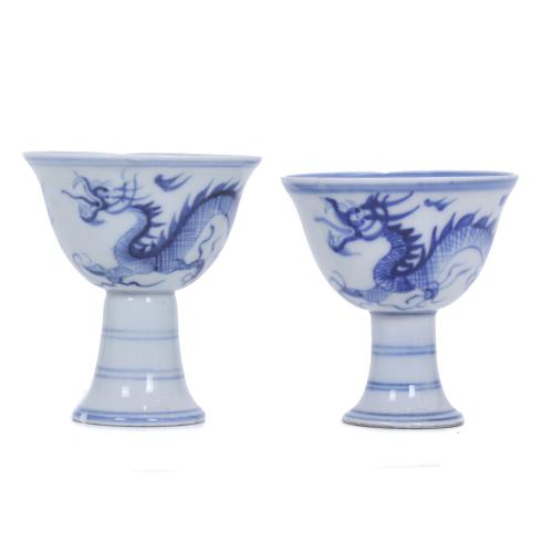 PAREJA DE COPAS EN PORCELANA CHINA, SIGLO XX. 