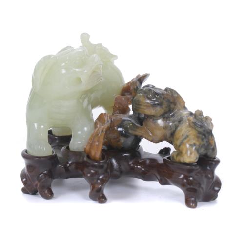 SET OF FOO DOG AND BREEDING IN SODALITE, 20TH CENTURY. 