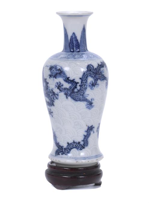 SMALL CHINESE VASE, 20TH CENTURY.